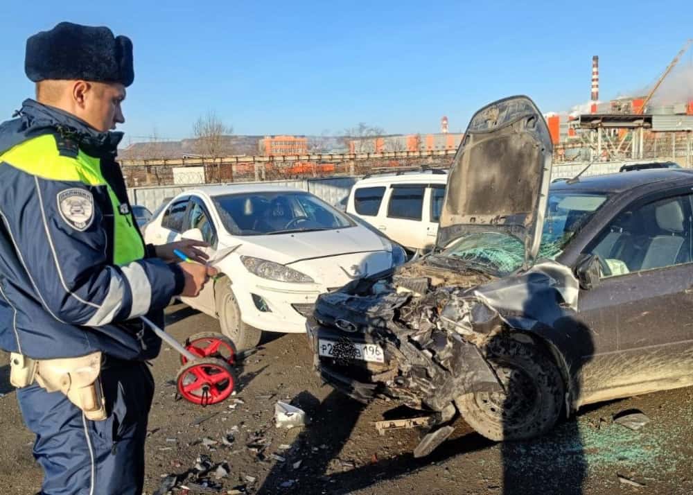 Под Ревдой на трассе произошло массовое ДТП 