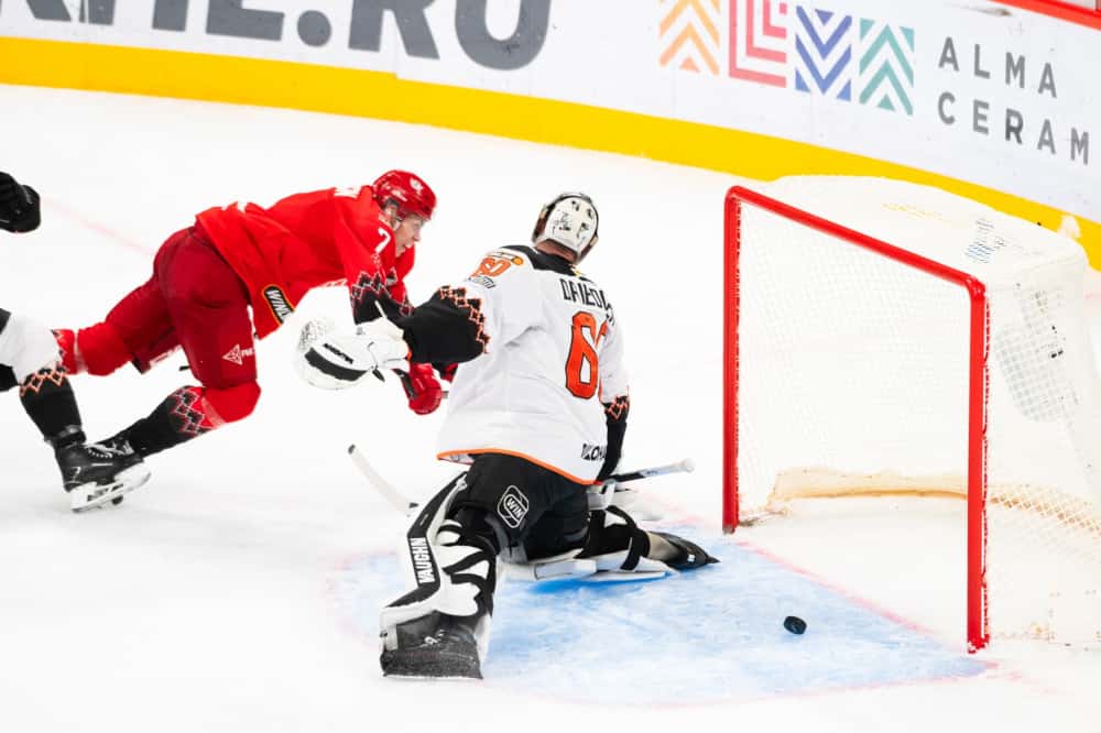 «Автомобилист» одержал волевую победу над «Трактором» в домашнем матче 