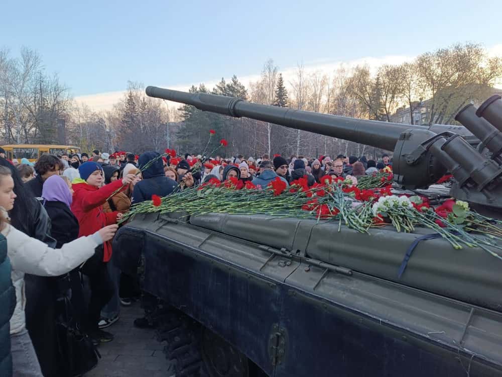 Траур… В Парк Победы в Копейске под Челябинском сегодня несут цветы 