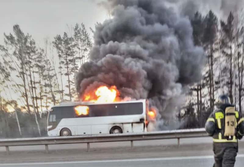 ЧП на трассе Тюмень–Екатеринбург: пассажирский автобус охвачен пламенем