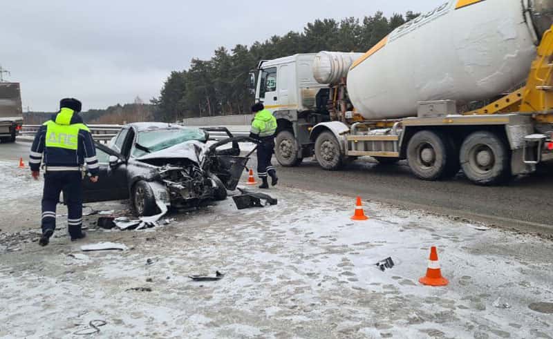 Водитель погиб на ЕКАД после неудачного обгона на скользкой дороге