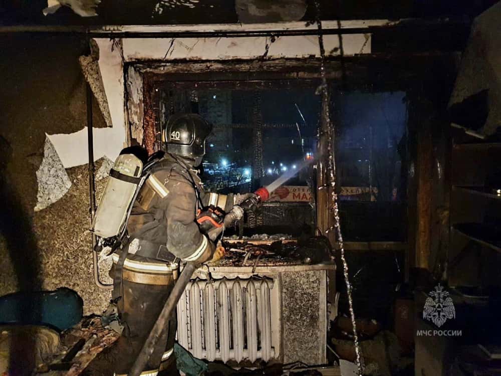 Пожарные спасли 14 человек при пожаре в Тюмени.