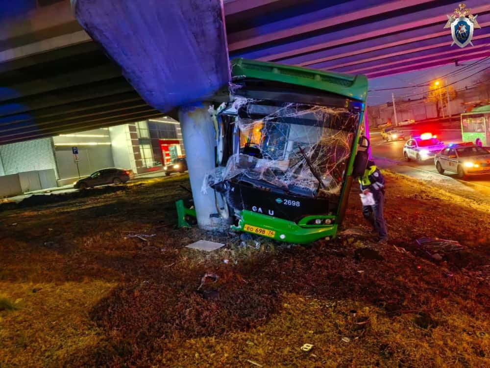 В Челябинске 12 человек пострадали в ДТП с автобусом, столкнувшимся с опорой моста