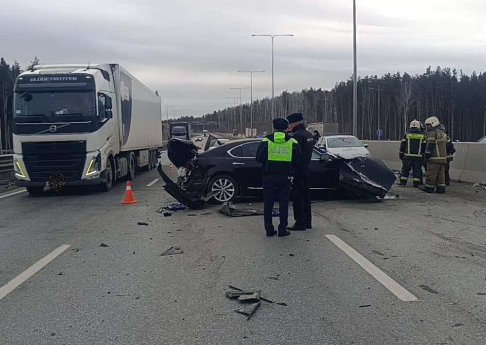 Смертельное ДТП на ЕКАД: «Лексус» врезался в ограждение, один человек погиб