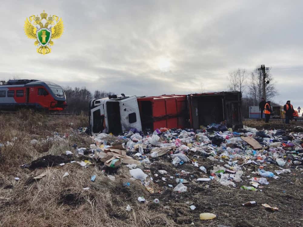 Двое пострадавших - челябинские власти прокомментировали столкновение грузовика с пригородным поездом