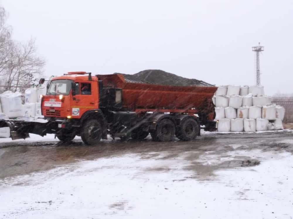 214 машин вышли на обработку региональных дорог Свердловской области из-за гололёда