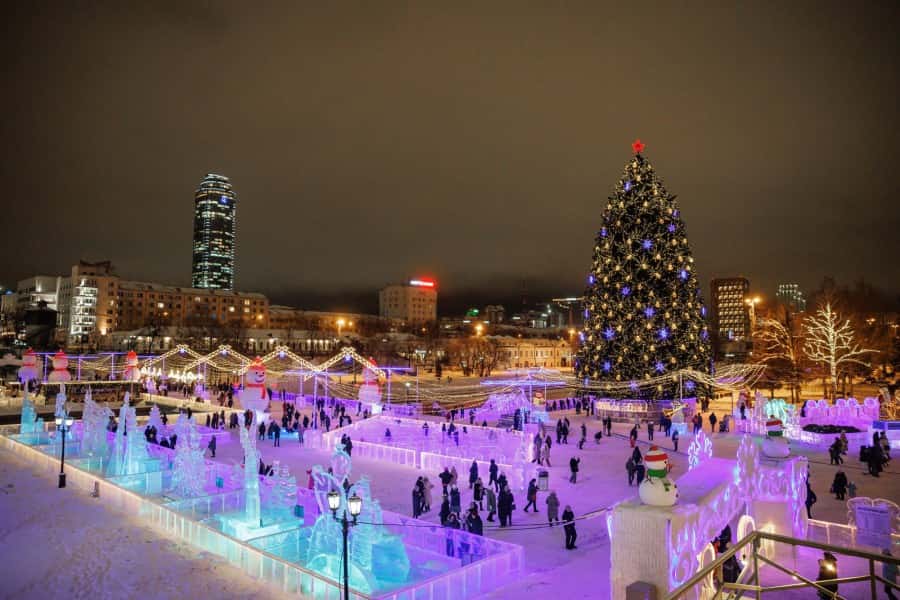 В Екатеринбурге строят Ледовый городок к юбилею рок-клуба: ель установят к 10 декабря