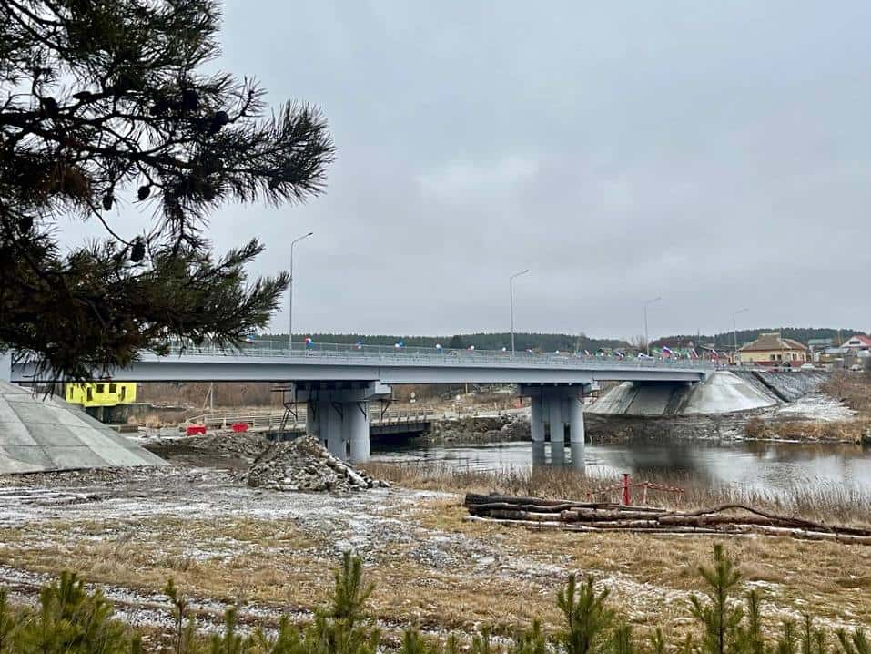 В Свердловской области капитально отремонтировали мост через реку Исеть на трассе Сысерть – Часовая