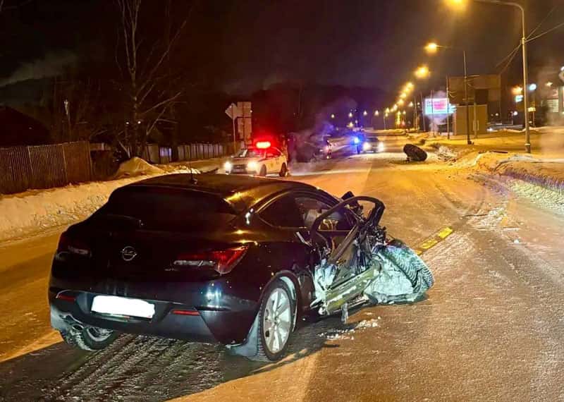 В Полевском водитель Opel Astra врезался в трактор, пострадали два человека