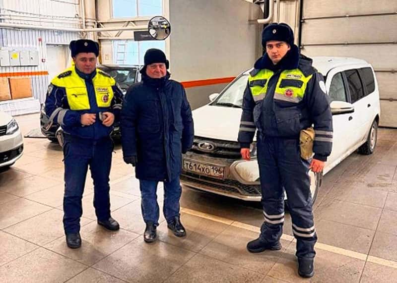 Автоинспекторы помогли водителю на уральской трассе в 40-градусный мороз