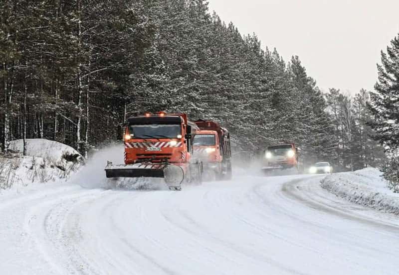 Более 240 единиц техники устраняют зимнюю скользкость на трассах Свердловской области