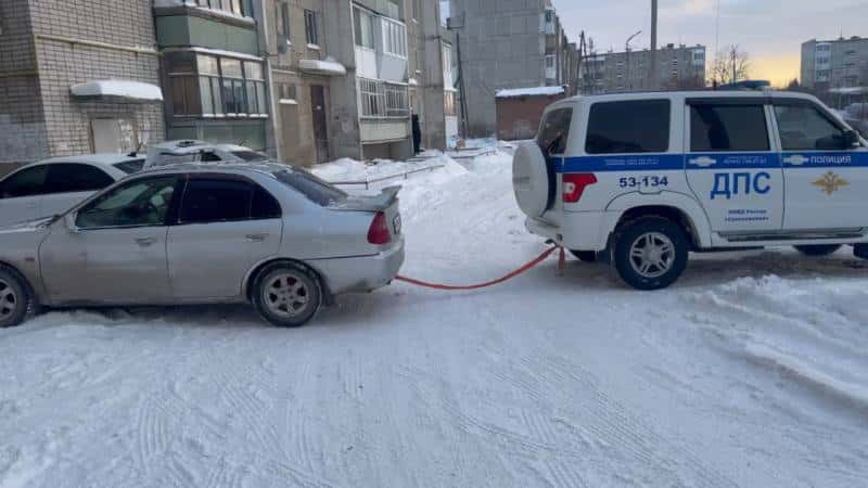 На Урале сотрудники ГИБДД помогли женщине и её дочери