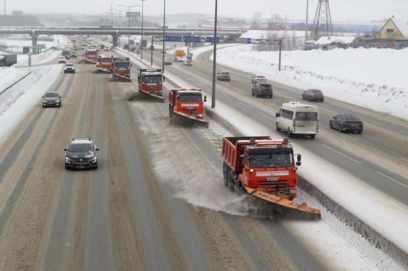 Уборка снега в Свердловской области: сколько техники работает