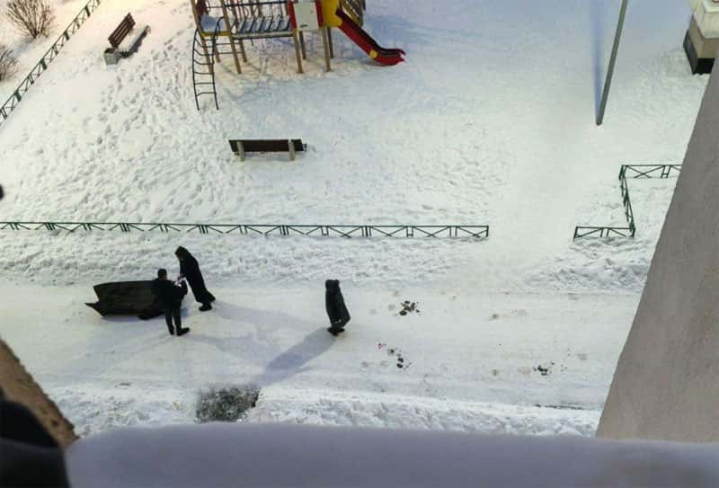 В Екатеринбурге около детской площадки нашли тело мужчины — причины выясняются