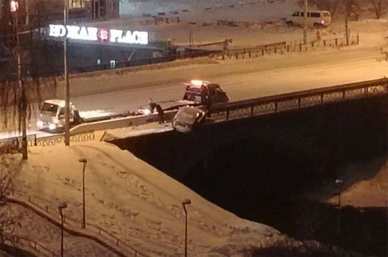 Дрифт на BMW в Екатеринбурге: автомобиль повредил ограждение моста