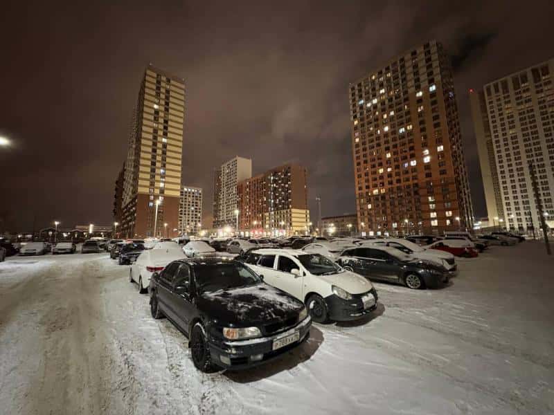 В Екатеринбурге заблокирована парковка у ЖК Космос и Космонавтов из-за конфликта ПИК и Уралпластик