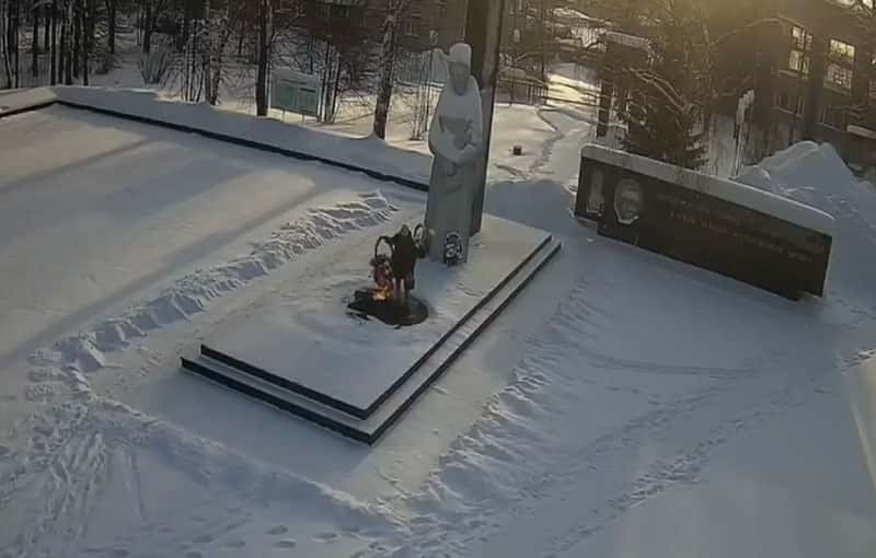 В Серове женщина потушила Вечный огонь траурным венком