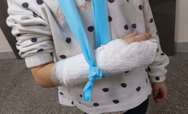 «Сказали, что ушиб»: в Екатеринбурге девочке не сразу выявили перелом