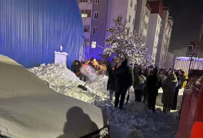 Ребёнок погиб при обрушении снега с крыши у катка в ХМАО