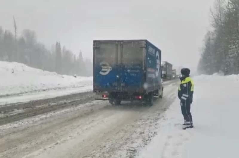 Из-за метели закрыли участок трассы М-5 на Южном Урале