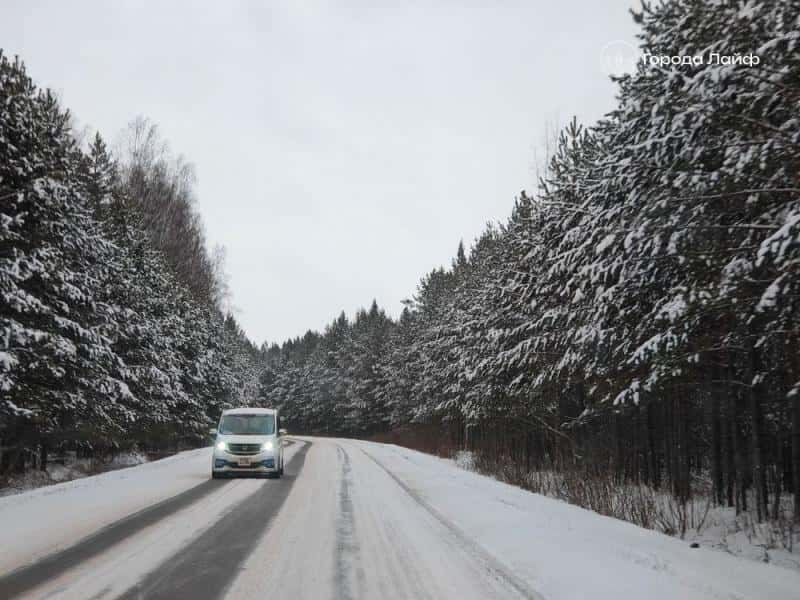Снежный накат и видимость 200 метров: свердловская ГАИ обратилась к водителям из-за непогоды