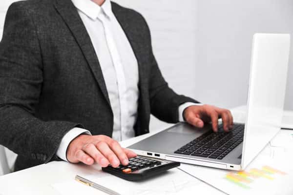 Пристав вычислил должника в Екатеринбурге, записавшись к нему на съемку