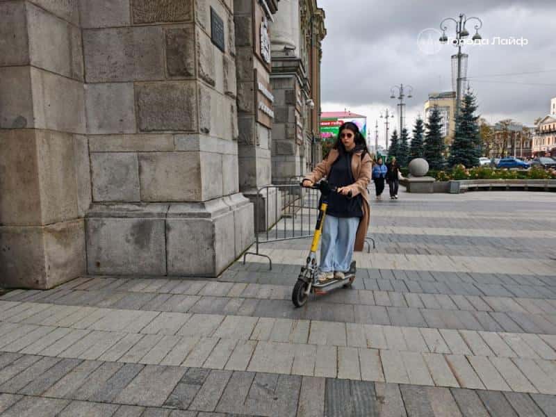 В Екатеринбурге хотят убрать самокаты из центра и ввести платную парковку