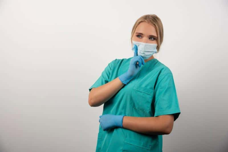 Курьером аферистов стала медсестра в Екатеринбурге — женщина забрала у пенсионера 1 млн рублей