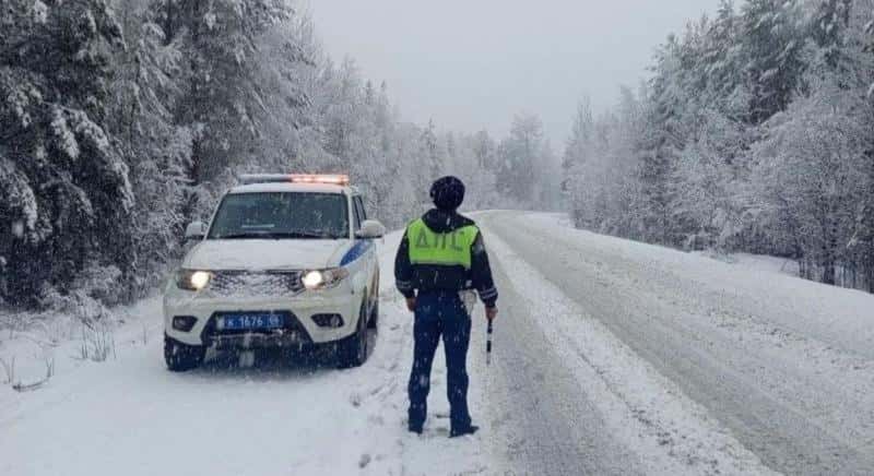 Снегопад на севере Свердловской области — водителей призывают водить аккуратно
