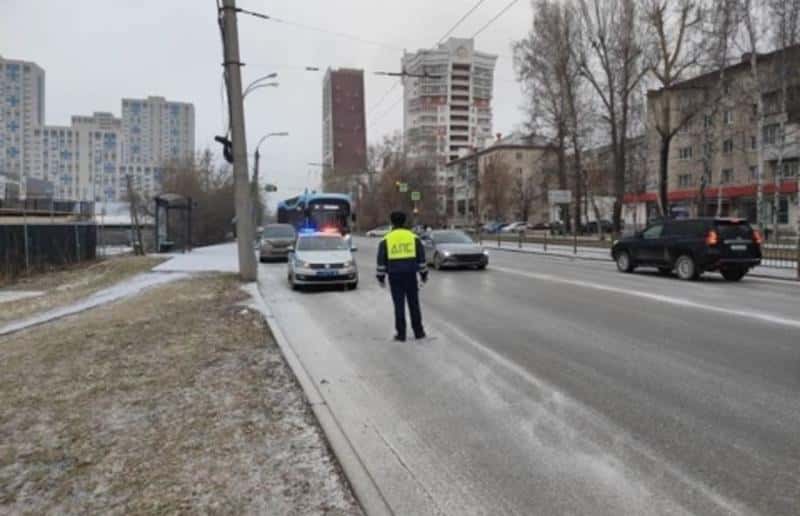 Снег и гололедица в Екатеринбурге 10 апреля — в ГАИ назвали правила управления авто в непогоду