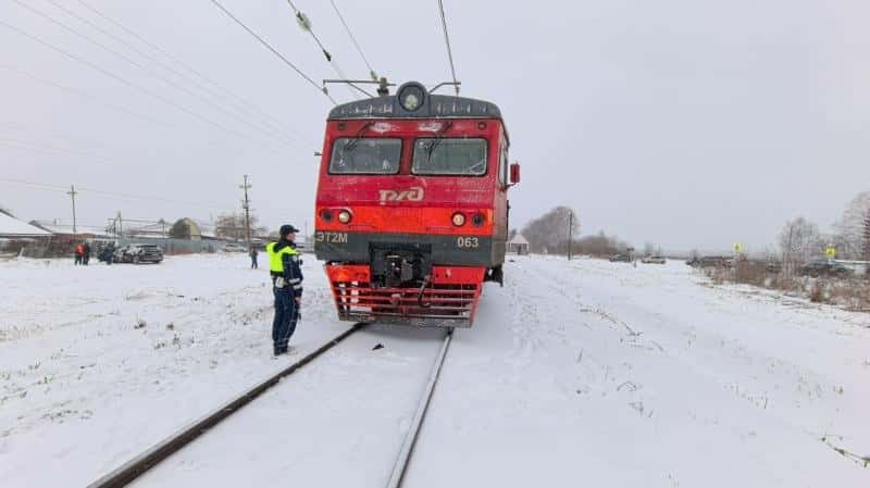 ДТП на уральском Ж/Д переезде — водитель «Черри» выехал на красный свет и врезался в поезд