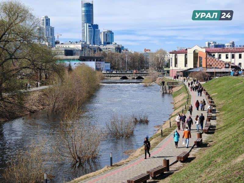 Разлив Исети в центре Екатеринбурга — вода затопила тротуары: фото и видео