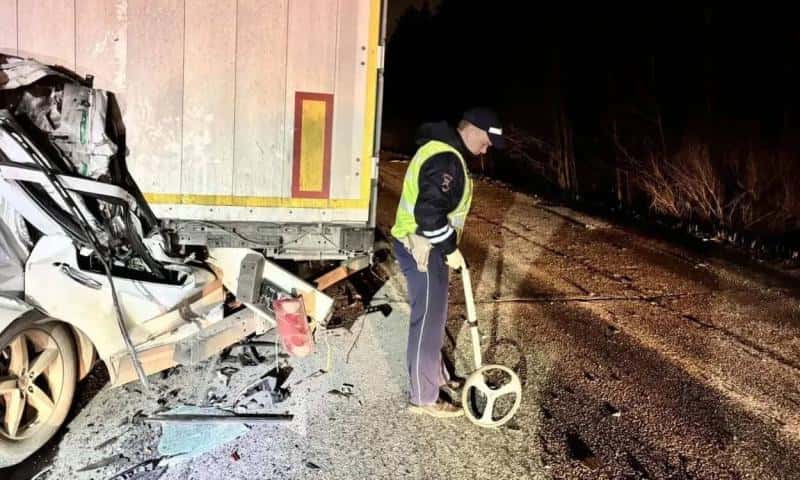 ДТП в Екатеринбурге — водитель «Форда» не заметил стоящий грузовик, пострадавших госпитализировали