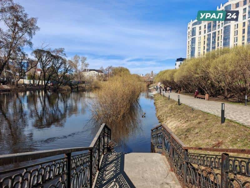 Оцепление на набережной Исети в Екатеринбурге — на столбе нашли свёрток с пустой банкой