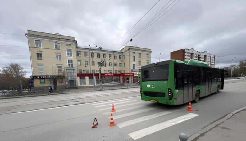 ДТП на Урале — водитель автобуса проехал на красный свет и сбил 19-летнего пешехода