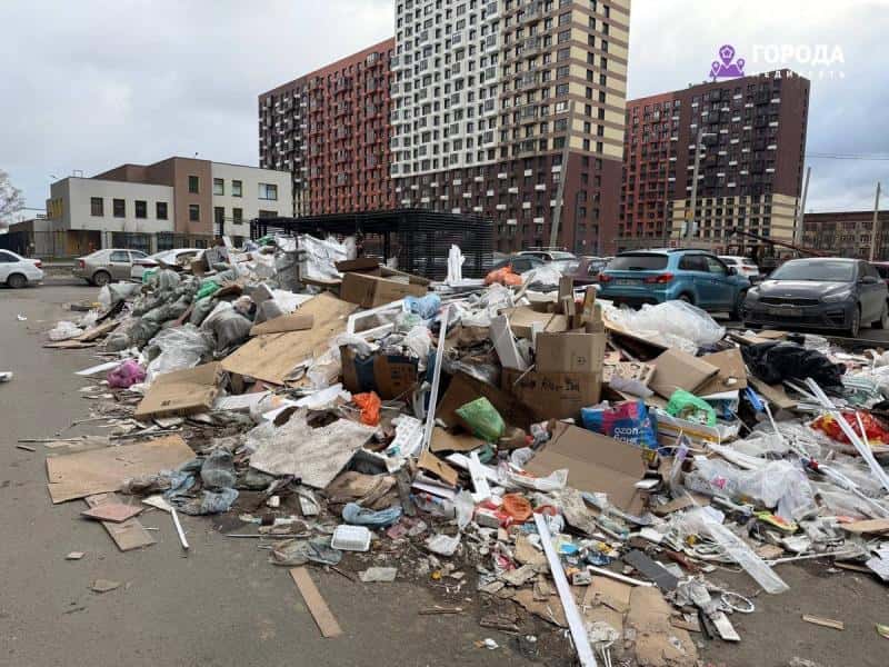 Мусорный коллапс в новостройке ПИК в Екатеринбурге: свалка высотой в человеческий рост