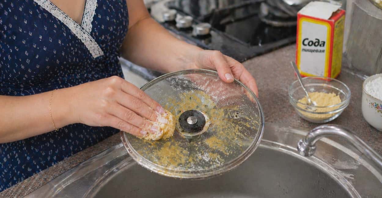 2 ложки на губку — и стеклянные крышки блестят ярче хрусталя: ни жира, ни липкого нагара