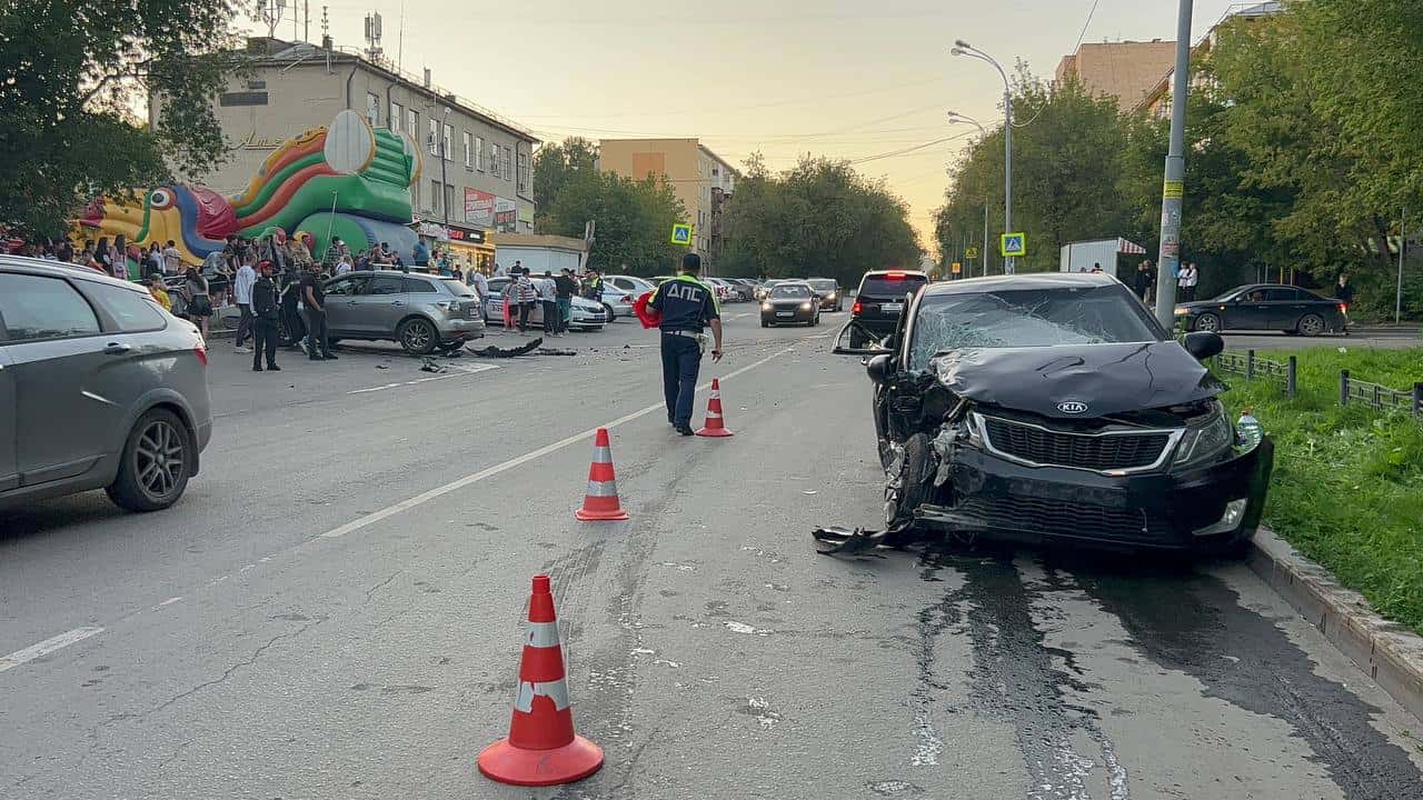 На Урале водитель потерял сознание и наехал на пешехода и автомобиль