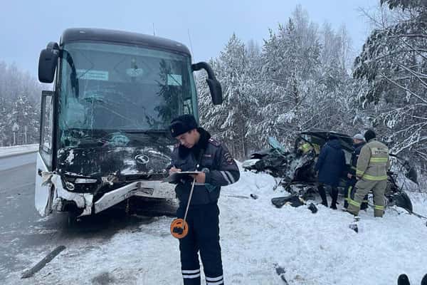 На Среднем Урале в ДТП с автобусом погибли четыре человека