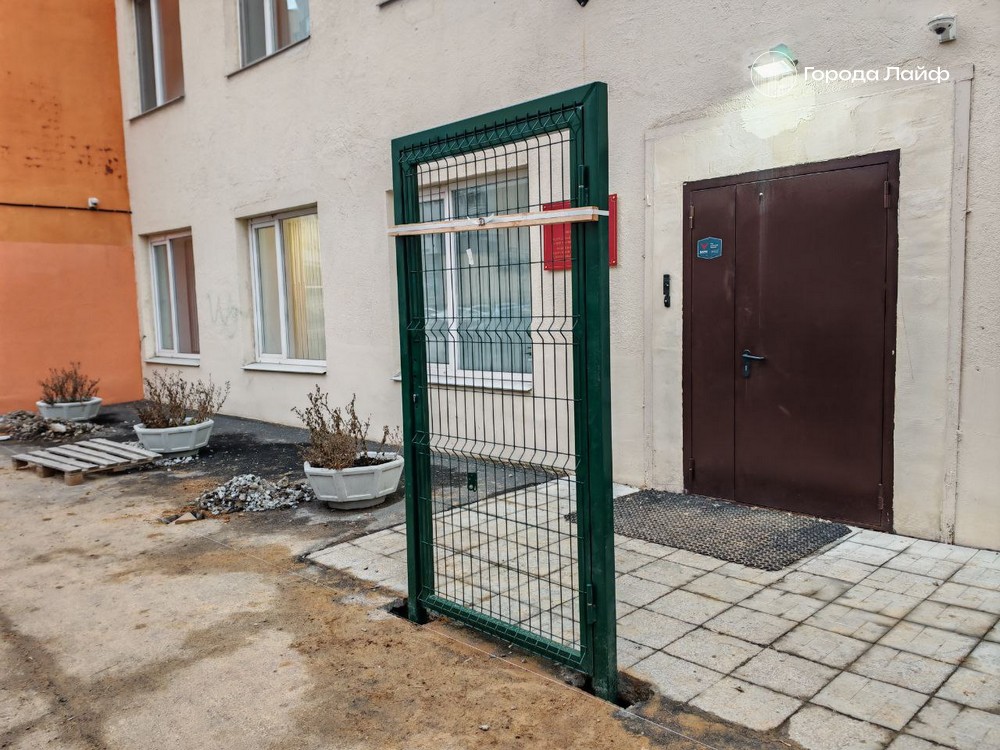 Необычная «калитка-мем» появилась у здания Минфина в Екатеринбурге. Видео | В Екатеринбурге у Минфина установили калитку, ставшую городским мемом Необычная «калитка-мем» появилась у здания Минфина в Екатеринбурге. Видео | В Екатеринбурге у Минфина установили калитку, ставшую городским мемом