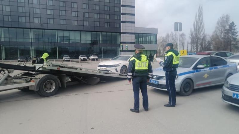 Рейд «Нелегальный перевозчик»: у шести свердловчан не было прав, машины забрали на штрафстоянку | В ходе рейда в Екатеринбурге проверили 160 такси и выявили 34 нарушения