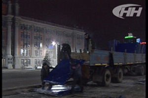 В столице Среднего Урала на главной площади возводят городок В столице Среднего Урала на главной площади возводят городок