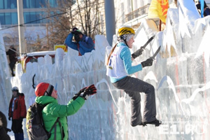 Свердловские альпинисты покорили 12-метровую ледяную стену Свердловские альпинисты покорили 12-метровую ледяную стену