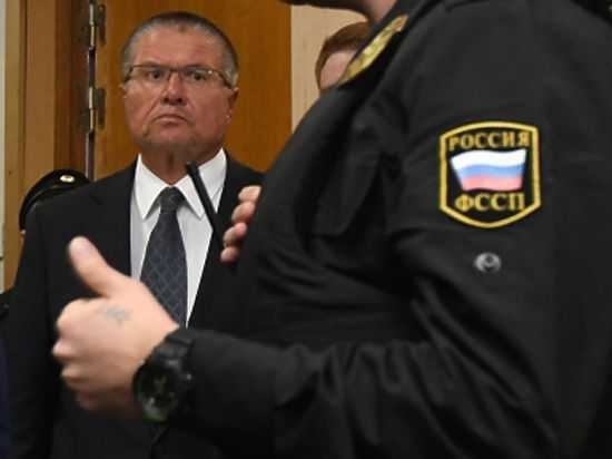 Суд отправил Улюкаева под домашний арест Суд отправил Улюкаева под домашний арест