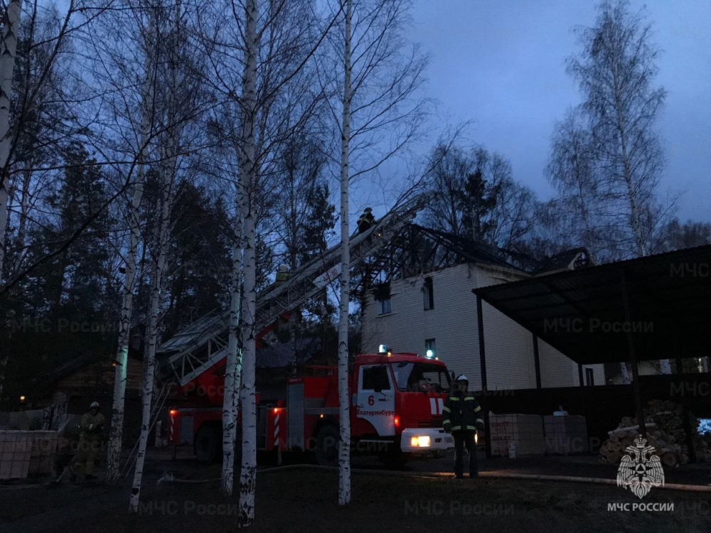 Недалеко от Химмаша огонь уничтожил трёхэтажку. Видео | В Екатеринбурге сгорел трёхэтажный частный дом 