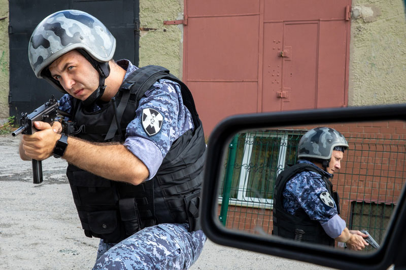 Парень и девушка хотели красивой жизни, а попали за решётку | В Екатеринбурге росгвардейцы поймали юных торговцев наркотиками Парень и девушка хотели красивой жизни, а попали за решётку | В Екатеринбурге росгвардейцы поймали юных торговцев наркотиками