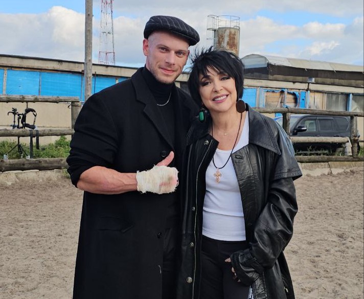 Известного бодибилдера из Каменска-Уральского увидели в новом клипе Лолиты | Уральский спортсмен-бодибилдер снялся в новом клипе Лолиты