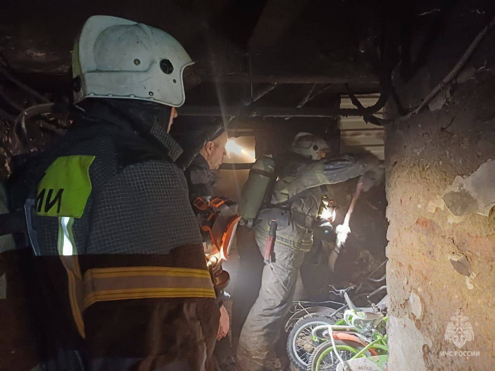 Ночной пожар в Екатеринбурге привёл к эвакуации 70 человек  | В Екатеринбурге ночью эвакуировали людей из-за пожара 