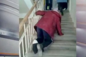 На Среднем Урале посетителям Первоуральского травмпункта приходится заползать к врачам на коленях На Среднем Урале посетителям Первоуральского травмпункта приходится заползать к врачам на коленях