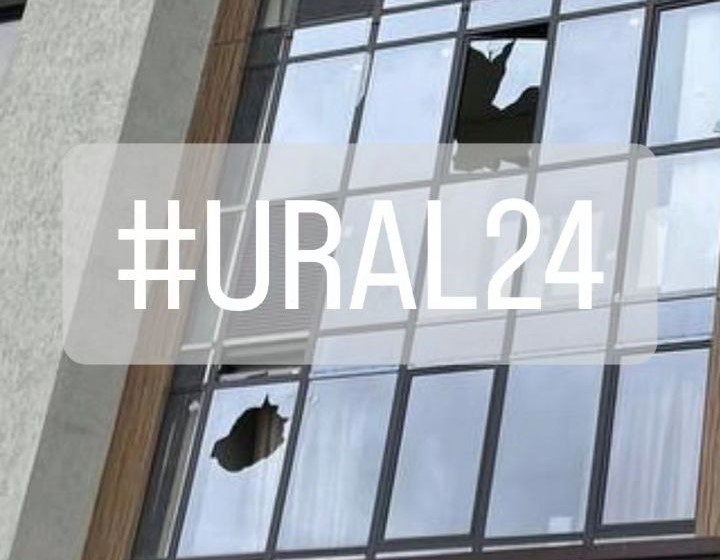 "Человек под чем-то" - екатеринбуржцы заметили ещё одного неадеквата | Жителей Екатеринбурга смутил ещё один неадекватный мужчина "Человек под чем-то" - екатеринбуржцы заметили ещё одного неадеквата | Жителей Екатеринбурга смутил ещё один неадекватный мужчина